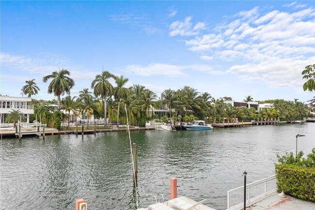 Building Photo - 9440 W Bay Harbor Dr