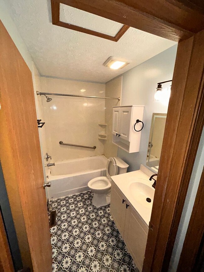 Building Photo - 2-Bedroom Unit in Blacklick