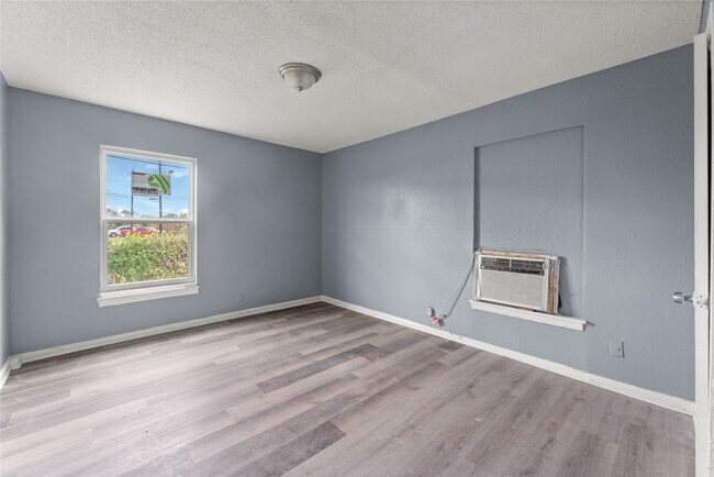 Building Photo - 209 Hyta St