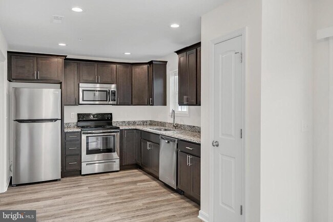 Building Photo - 2623 Maplewood Cir