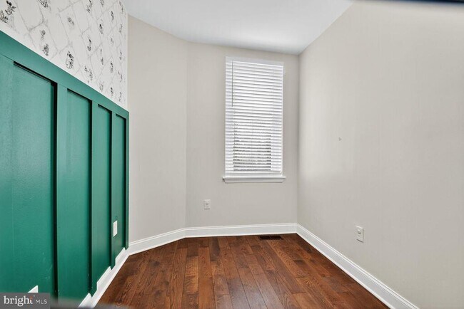 Building Photo - 1027 6th St NE