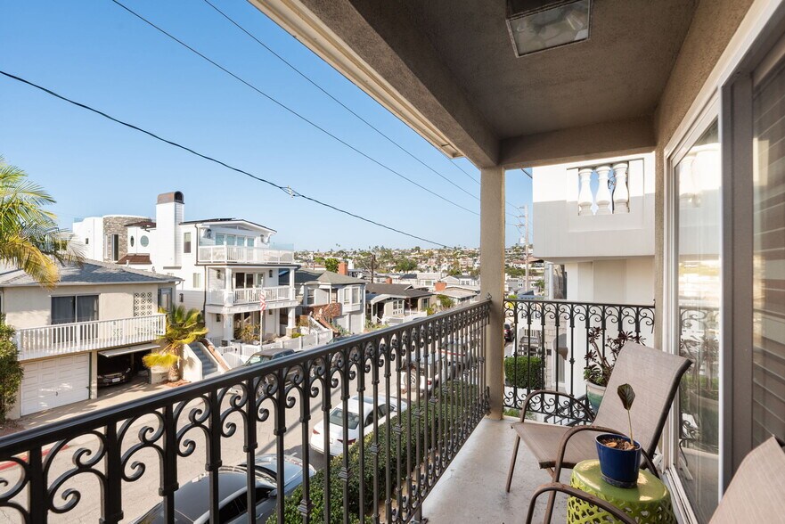 Building Photo - 330 28th St