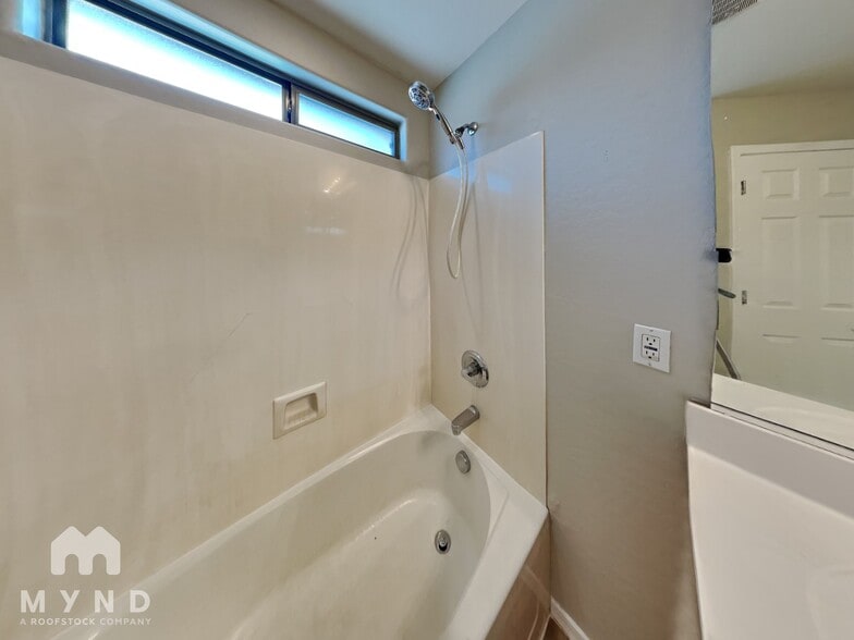 Building Photo - 836 W Burkhalter Dr