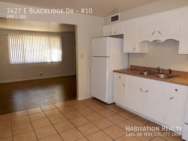 Building Photo - Lovely 2Bed/1Bath with a Community Pool in...