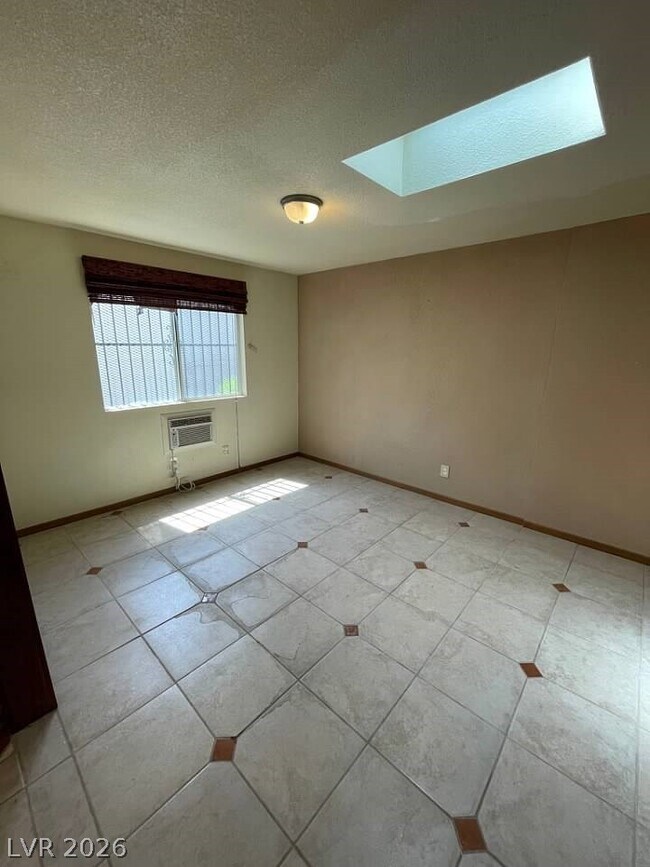 Building Photo - 600 Woodmount Dr