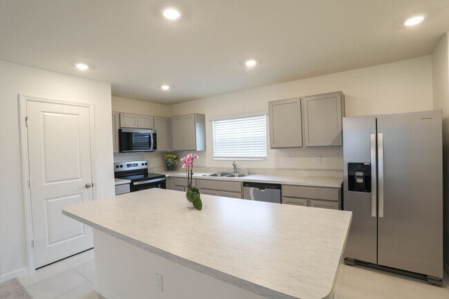 Building Photo - 2950 Lavanda Dr