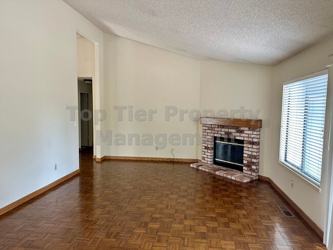 Building Photo - Spacious 4 Bed/2 Bath /1,970 square foot h...