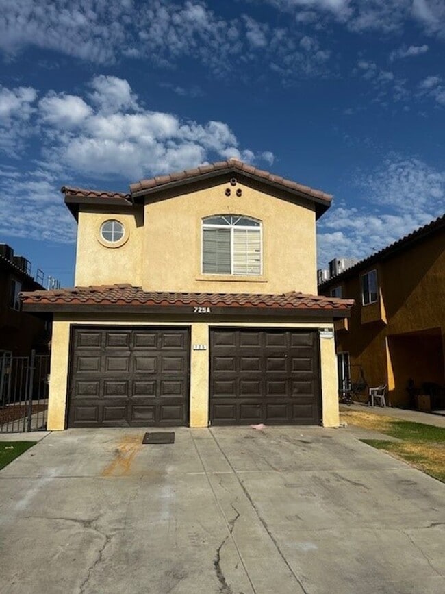 Building Photo - 725 L St