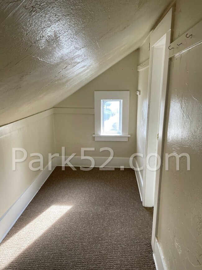 Building Photo - 2 Bedroom Tacoma Duplex