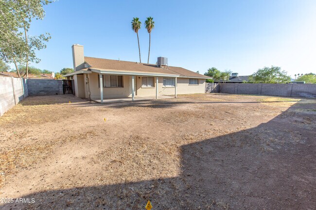 Building Photo - 704 E La Jolla Dr