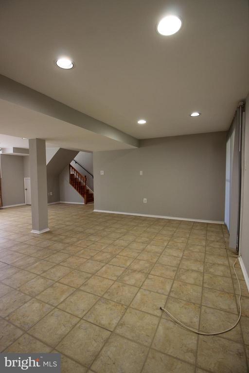 Building Photo - 102 Yeonas Dr SE