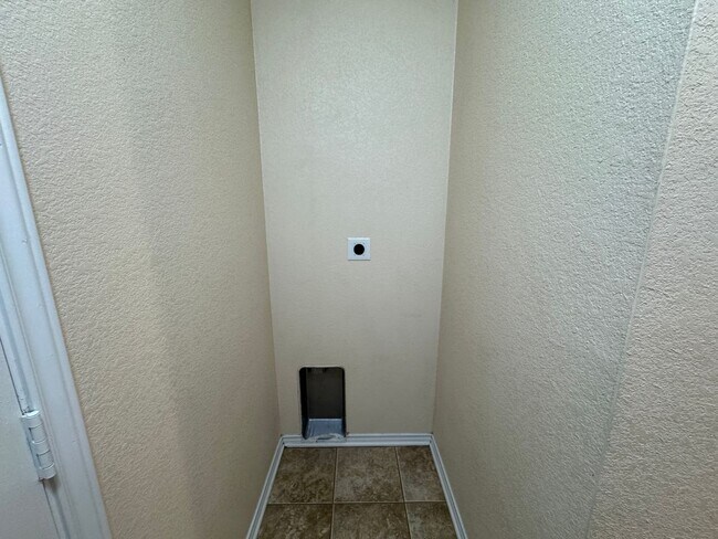 Building Photo - 9901 Diana Dr