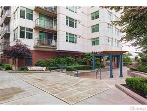 Building Photo - Charming Studio in Downtown Bellevue