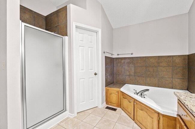 Building Photo - Beautiful Home in Greer Country Club Estates W/Bonus Room