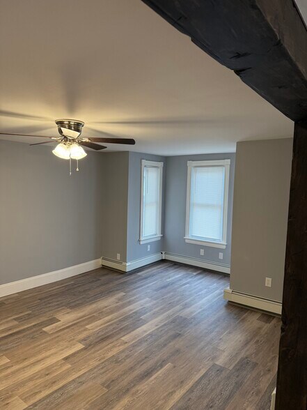 Building Photo - 1324 Main St