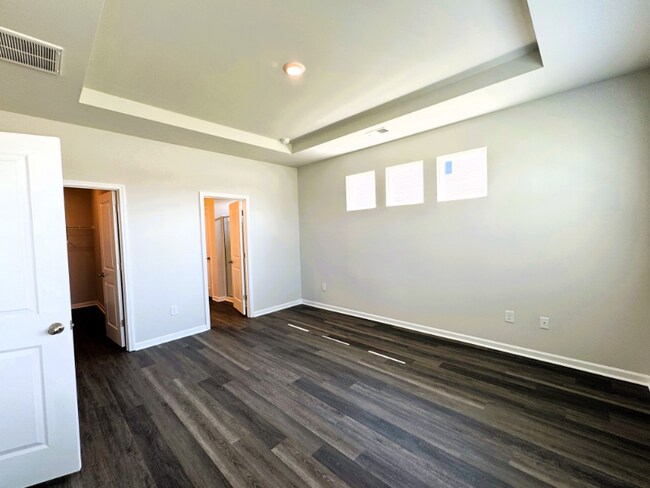 Building Photo - 811 Ireland Dr