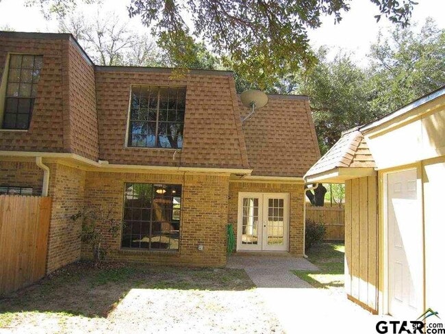 Building Photo - 323 Top Hill Dr