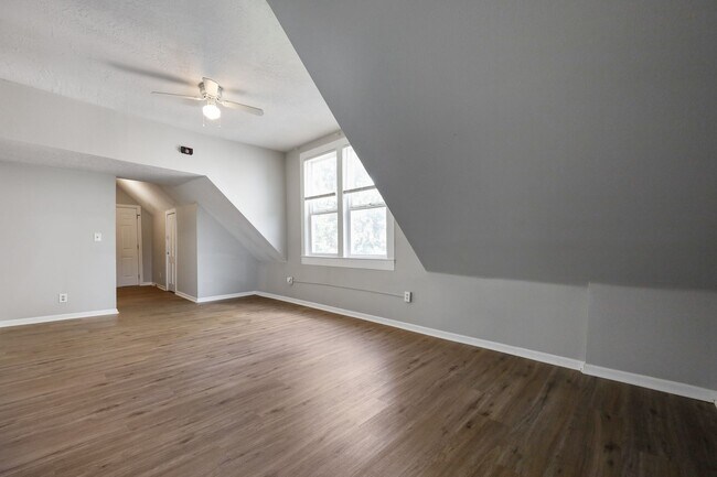 Building Photo - Victorian-style apartment available in the serene SW Hills
