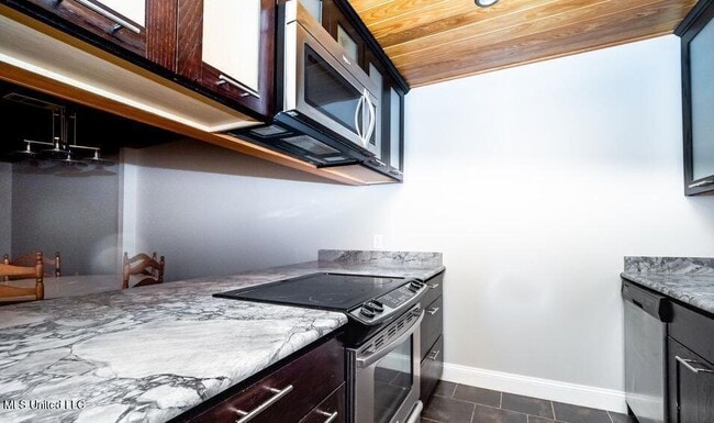 Building Photo - 807 Planters Point Dr