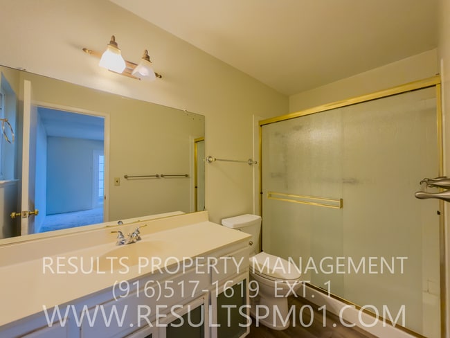 Building Photo - Beautifully Renovated 3 Bedroom Available Now