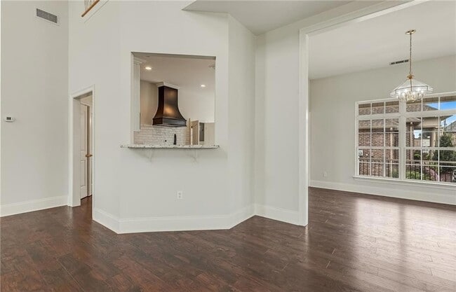 Building Photo - 304 Mistletoe Dr