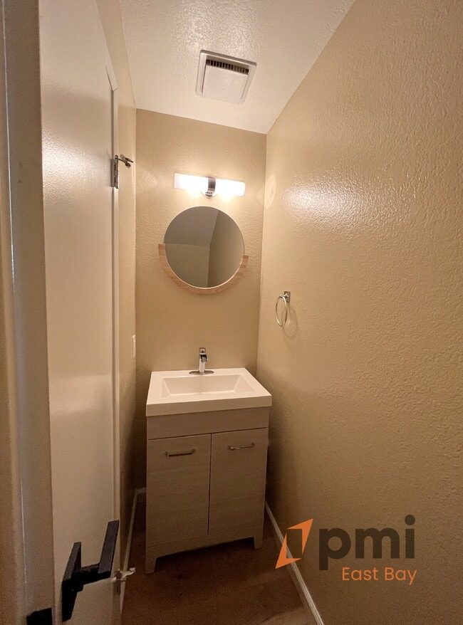 Building Photo - Stylish 2-Bedroom Townhouse in Prime Walnu...