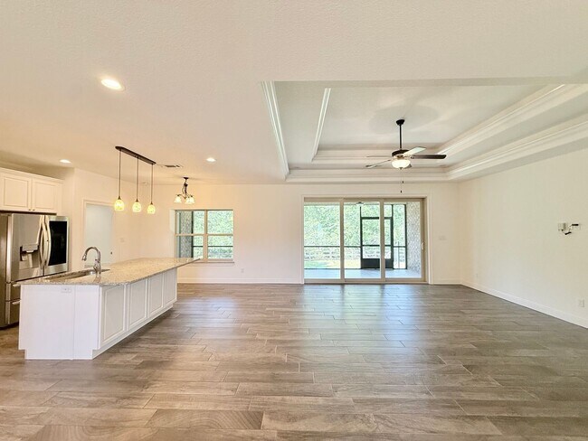 Building Photo - Luxurious 4-Bedroom Home
