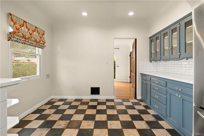Building Photo - 411 N Vega St
