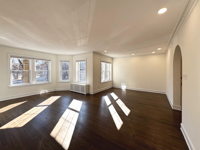 Building Photo - 1406 W Thorndale Ave