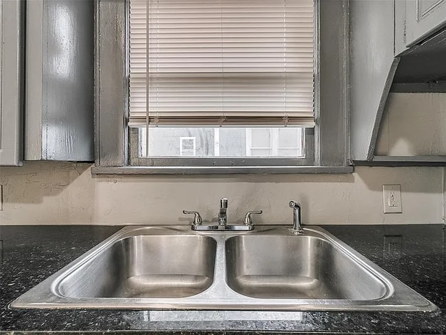 Building Photo - N. McKinley Ave - Triplex