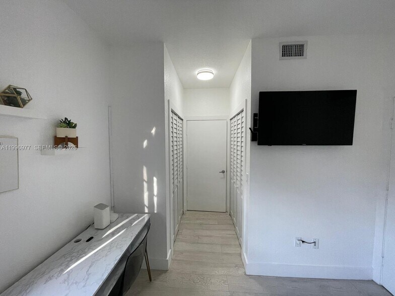 Building Photo - 325 NW 19th Ln