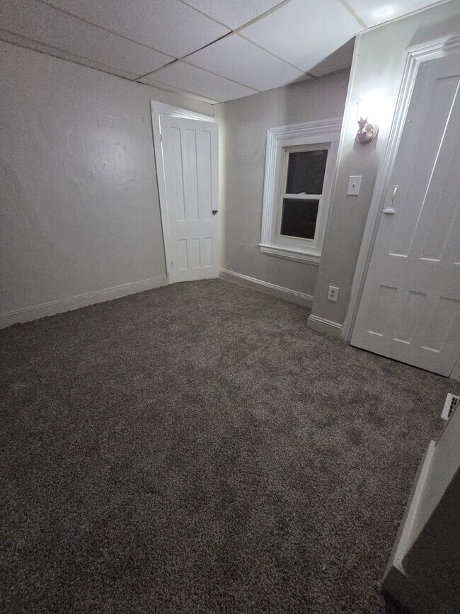 Building Photo - 2 Bedroom House w/ washer and dryer hook up