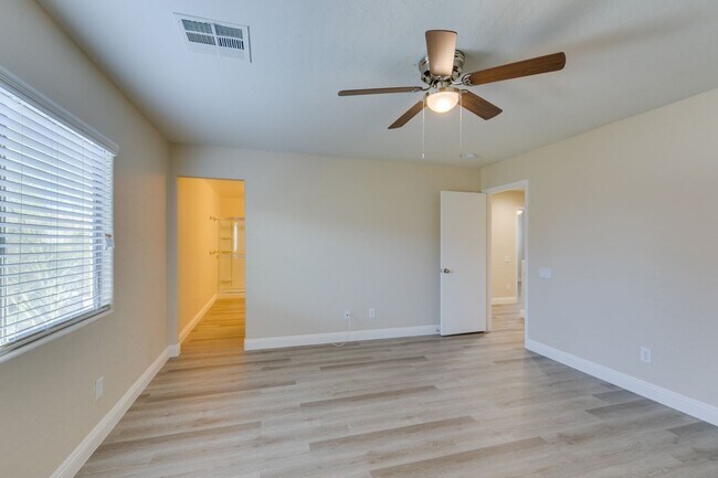 Building Photo - Upgraded spacious 4bedroom home near Mountains Edge!