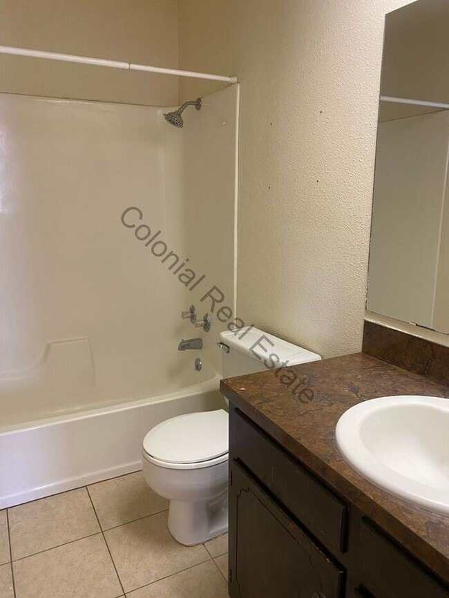 Building Photo - 3 bed 2 bath single family home, washer dryer hookups, and single attached one car garage included