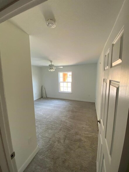 Building Photo - 5475 Vineland Rd