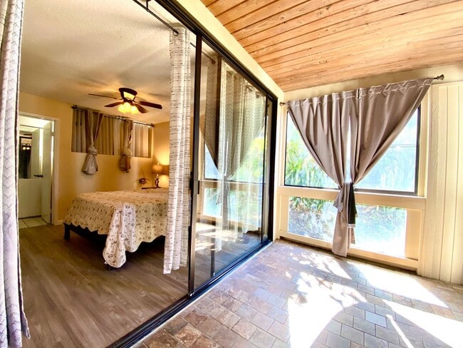 Building Photo - 3 bed / 3 bath furnished condo with ocean views!