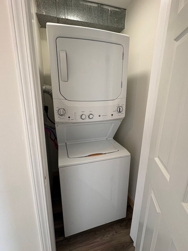 Building Photo - 502 W Lexington Ave