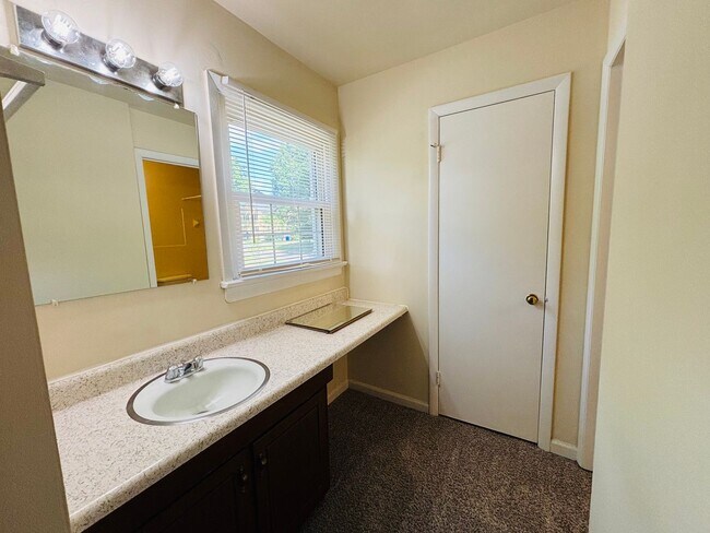 Building Photo - 111 Canterbury Ct