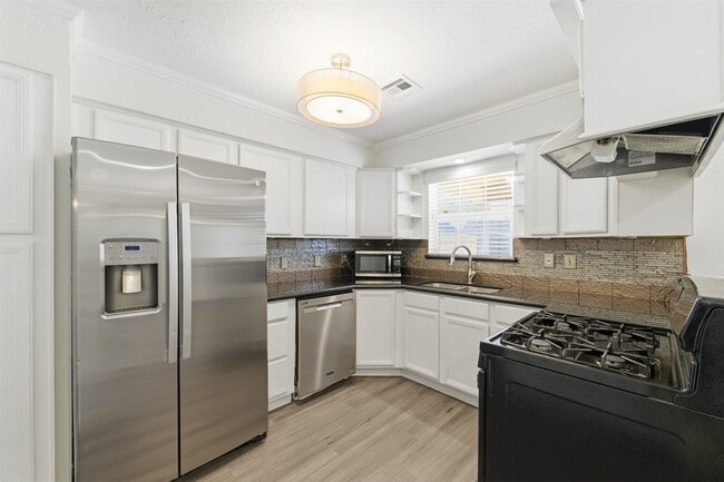 Building Photo - 5818 Chinaberry Dr