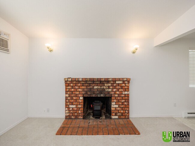Building Photo - Top-Level 2 Bed / 1 Bath Condo with Garage & In-Unit Laundry – Shiloh Hills