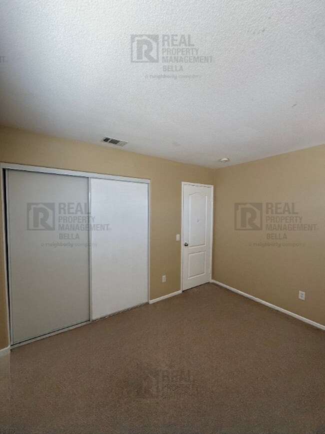 Building Photo - Ideal Layout! 4 Bedroom Home with Main Floor Bed/Bath & Open Loft