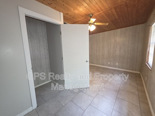 Building Photo - 843 Grove Ave