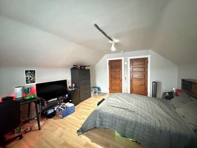 Building Photo - 2430 Fairview Ave