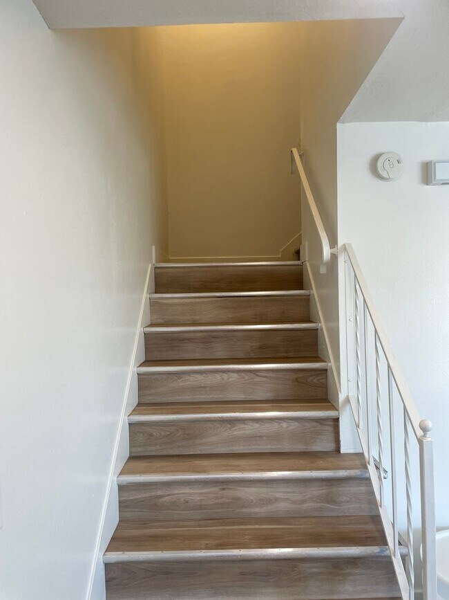Building Photo - Twin Home with a 3-bedroom 1.5 Bath and Fenced Backyard