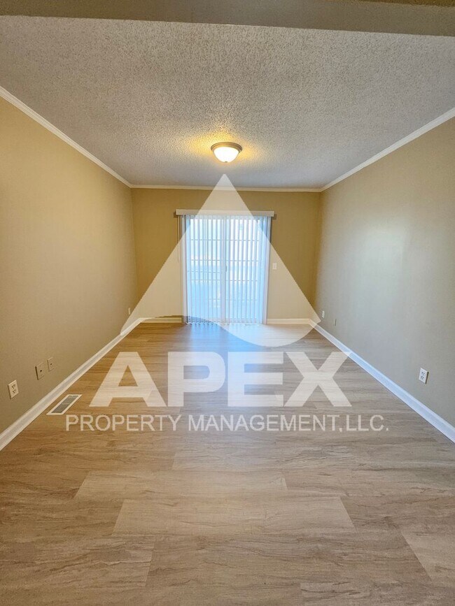 Building Photo - MOVE-IN SPECIAL,NO RENT TIL JUNE 1ST! - 3 Bd | 2 Ba 1st Floor Condo in West Knoxville!
