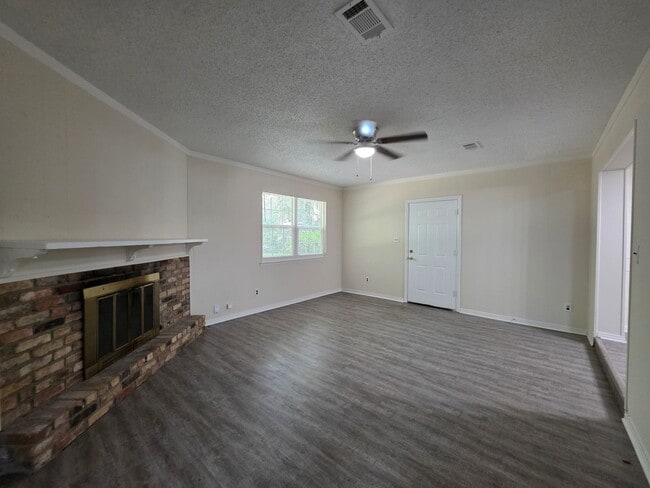 Building Photo - Nicely updated 3BR/1.5BA with fenced in ba...