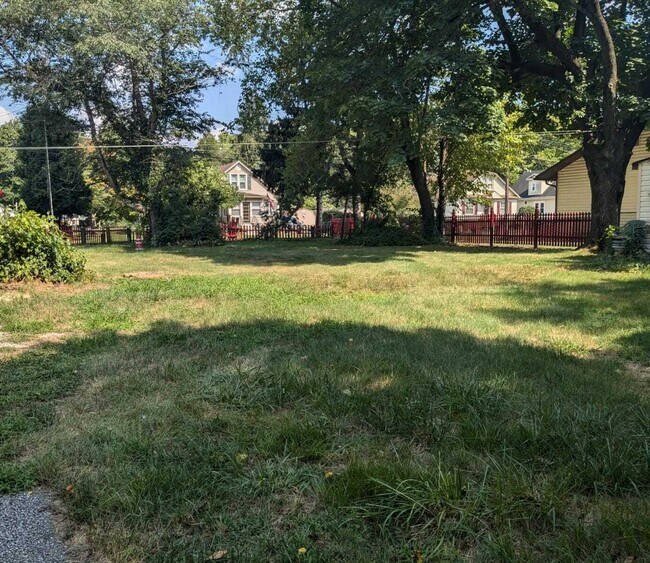 Building Photo - 15 Locust Ave