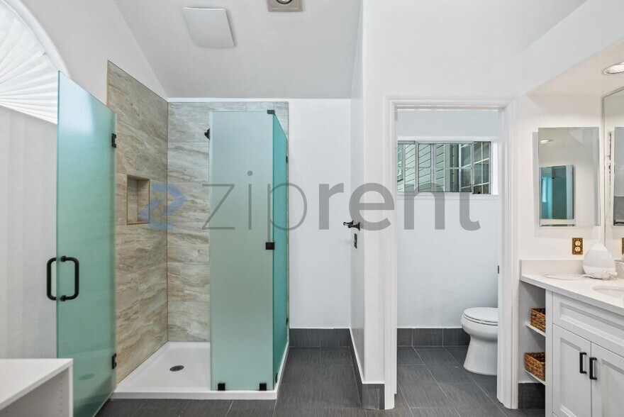 Building Photo - Unit