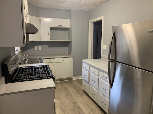 Building Photo - Beautiful freshly painted three bedroom home!