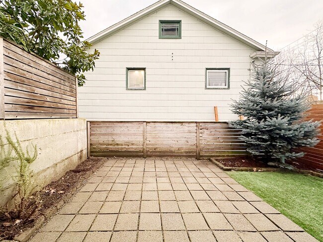 Building Photo - 3bd/2ba Seattle Townhome
